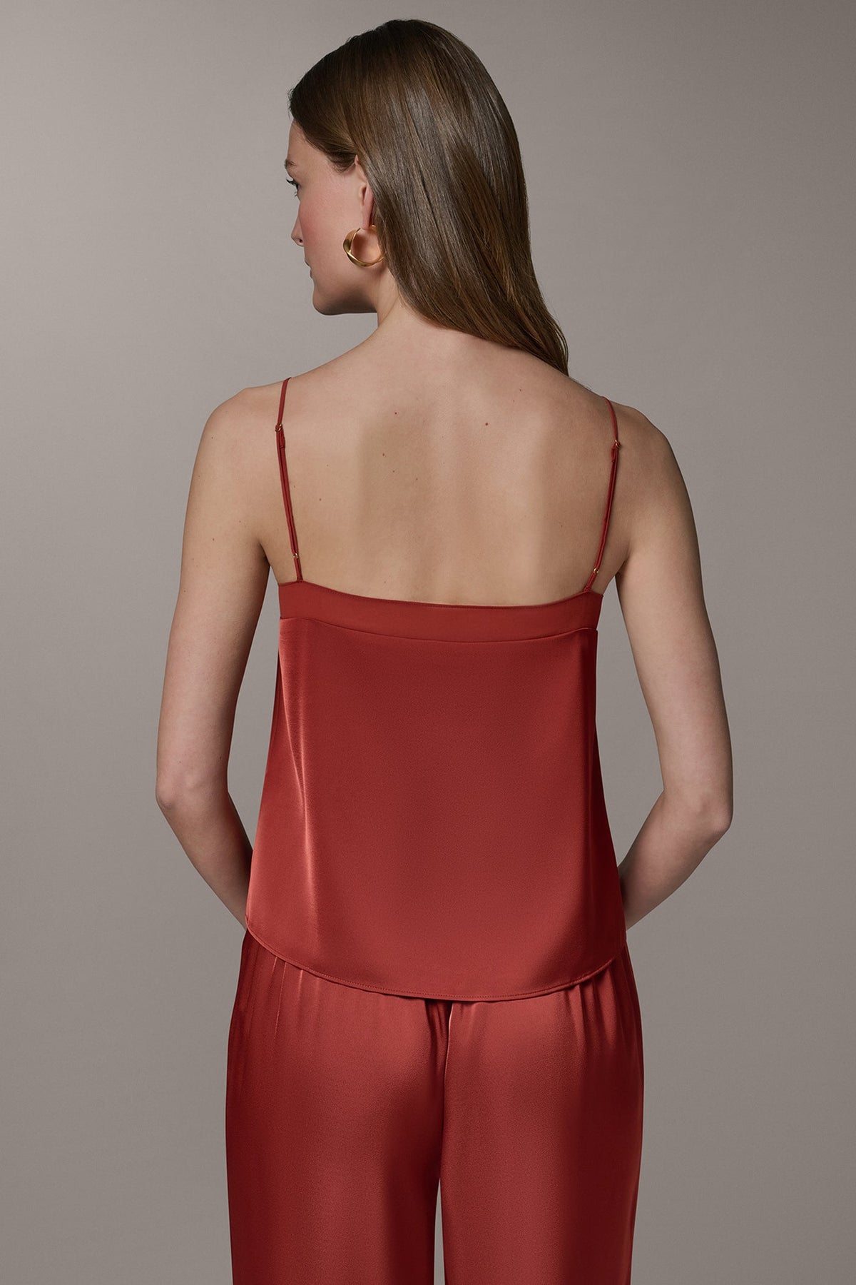 SLEEVELESS V-NECK CAMI
