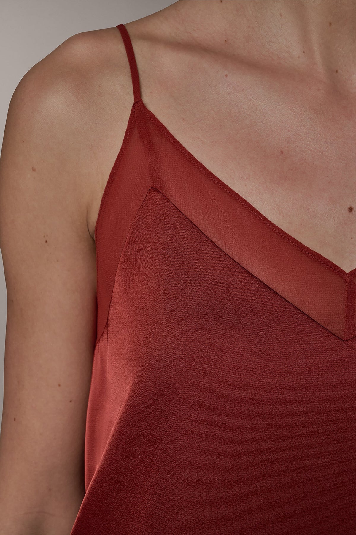 SLEEVELESS V-NECK CAMI