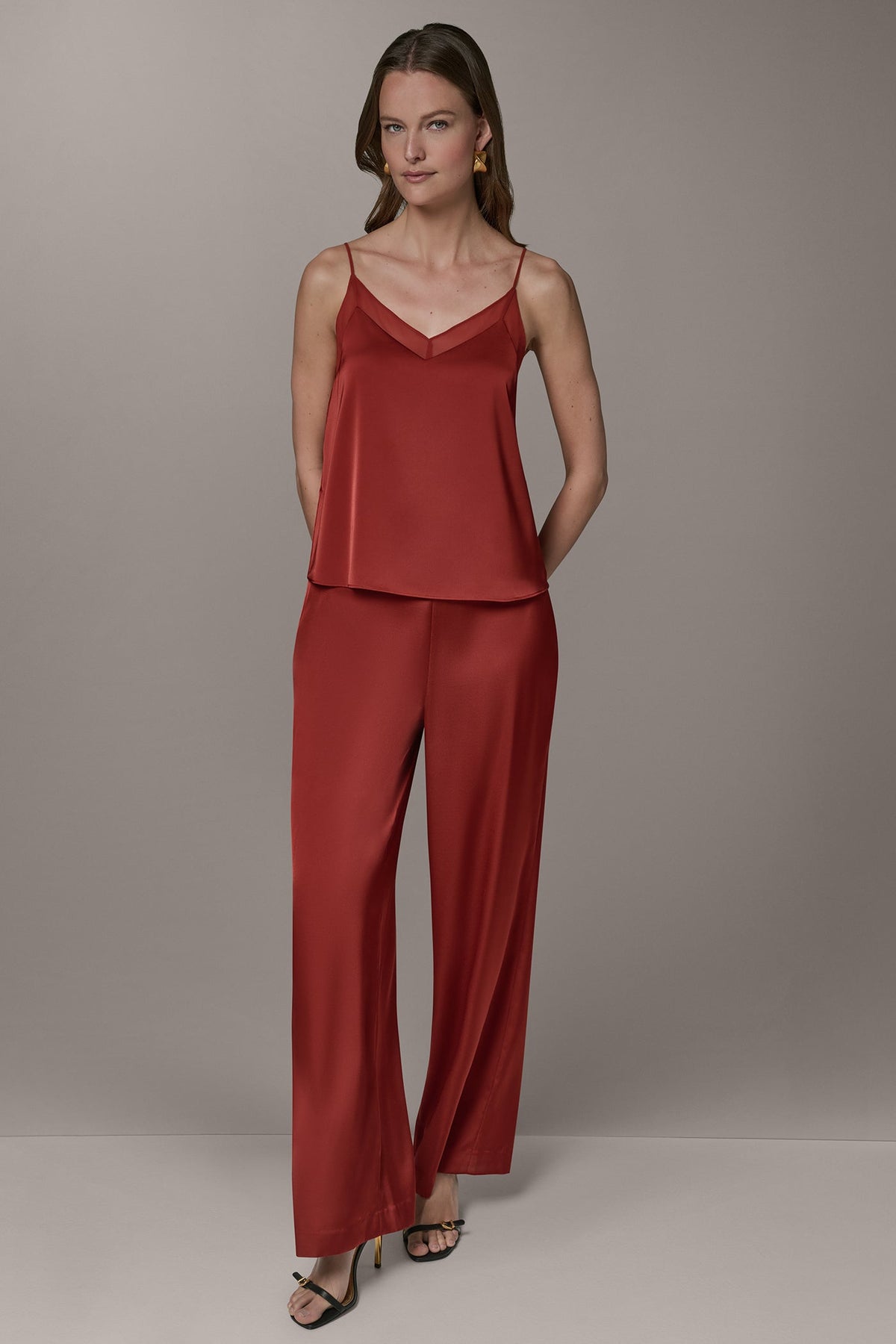 SLEEVELESS V-NECK CAMI