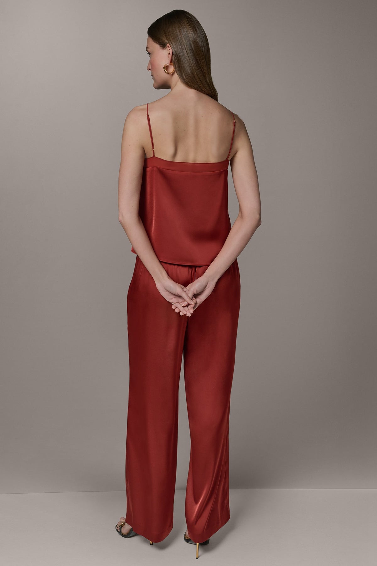SLEEVELESS V-NECK CAMI