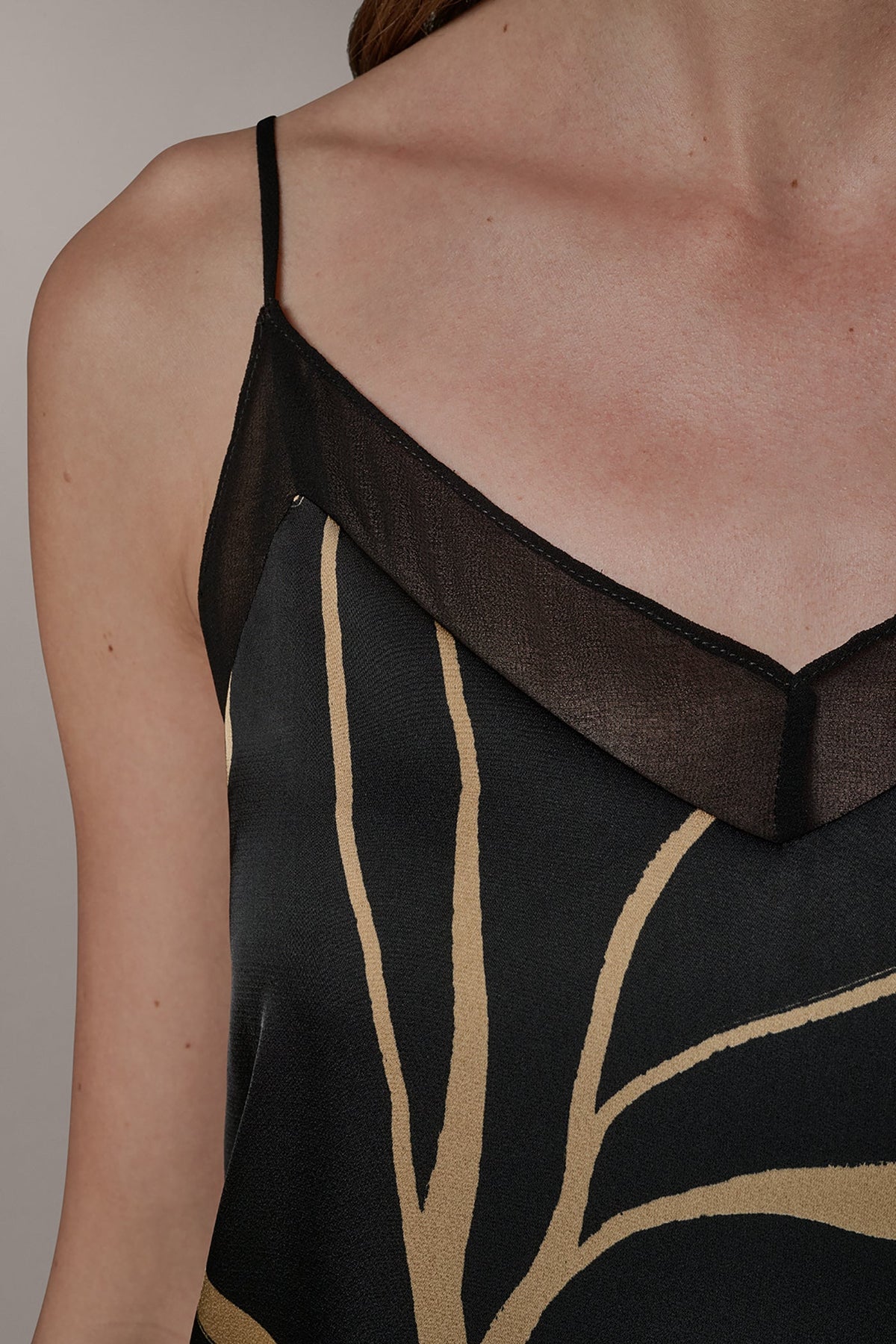 SLEEVELESS V-NECK PRINT CAMI