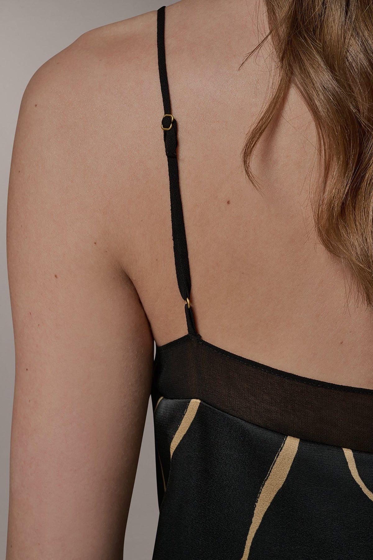 SLEEVELESS V-NECK PRINT CAMI