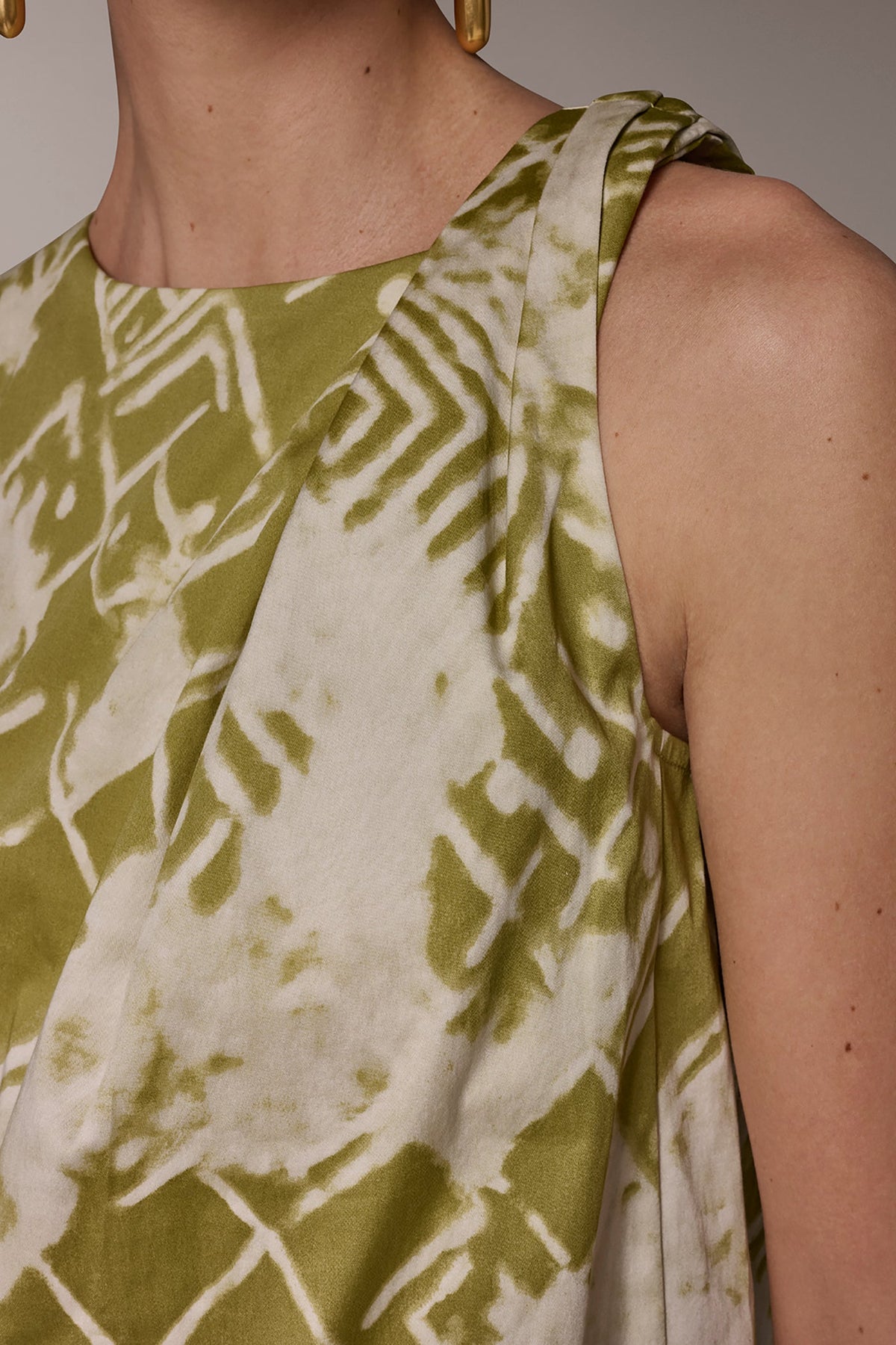 COTTON-SATEEN TWIST SHOULDER SHIFT DRESS