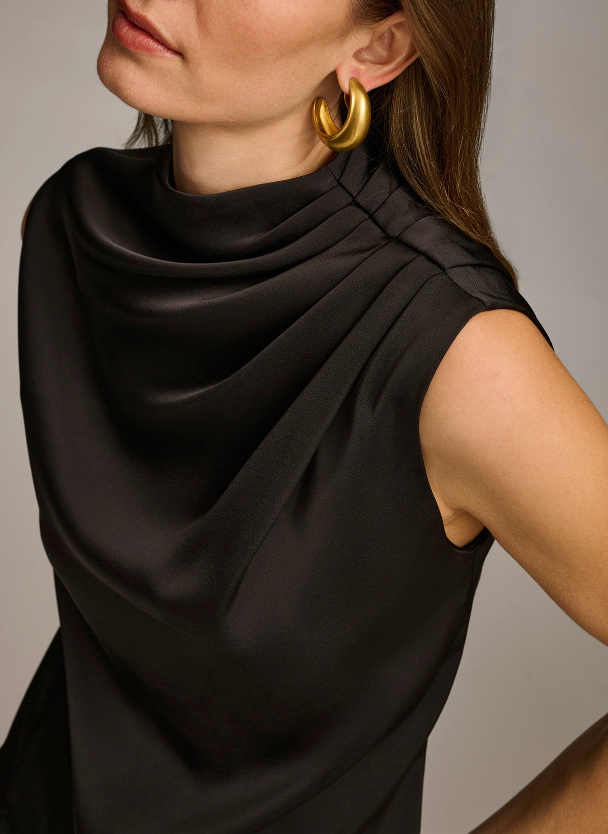 SLEEVELESS DRAPED MOCKNECK TOP