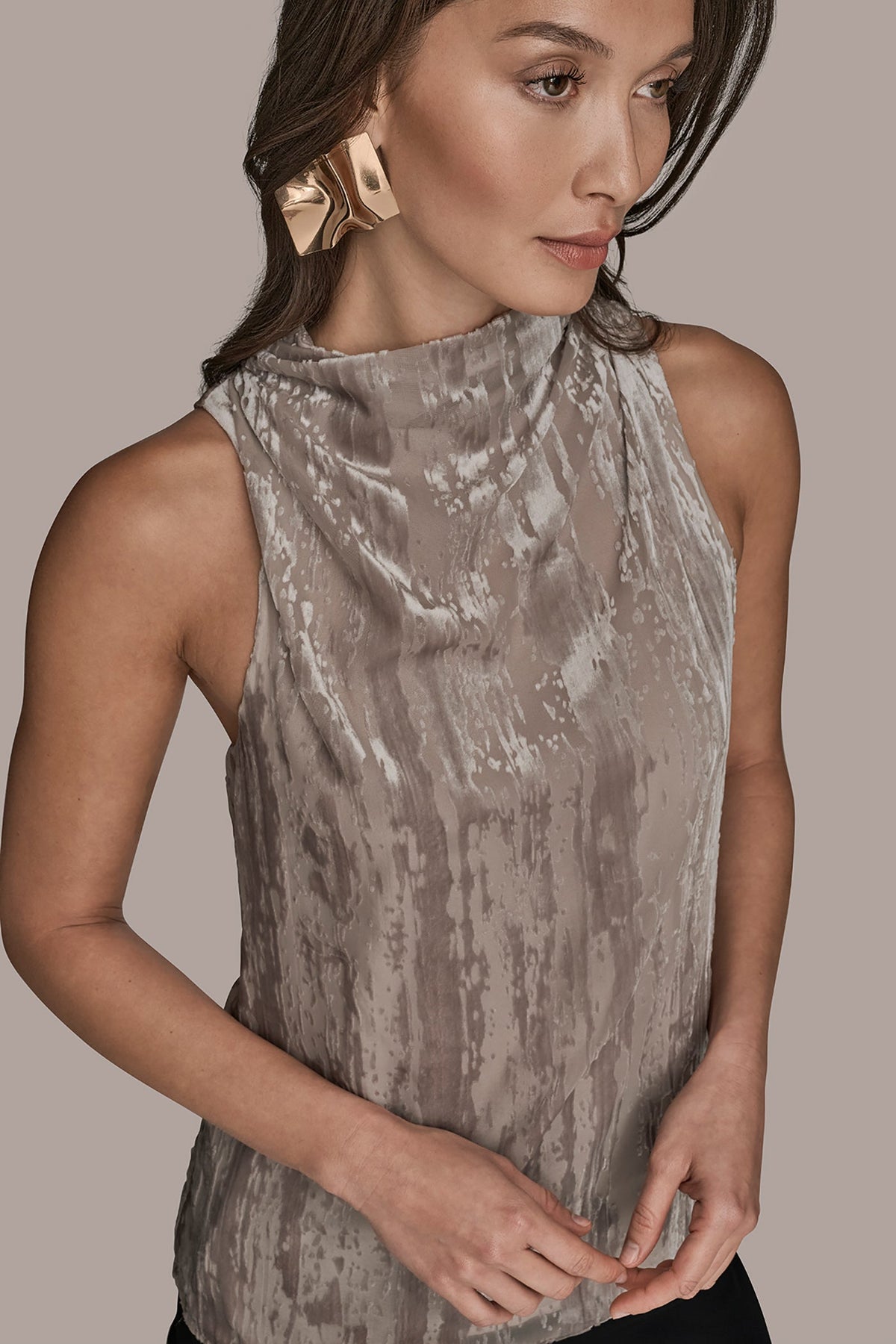 SLEEVELESS HIGH-NECK BURNOUT BLOUSE