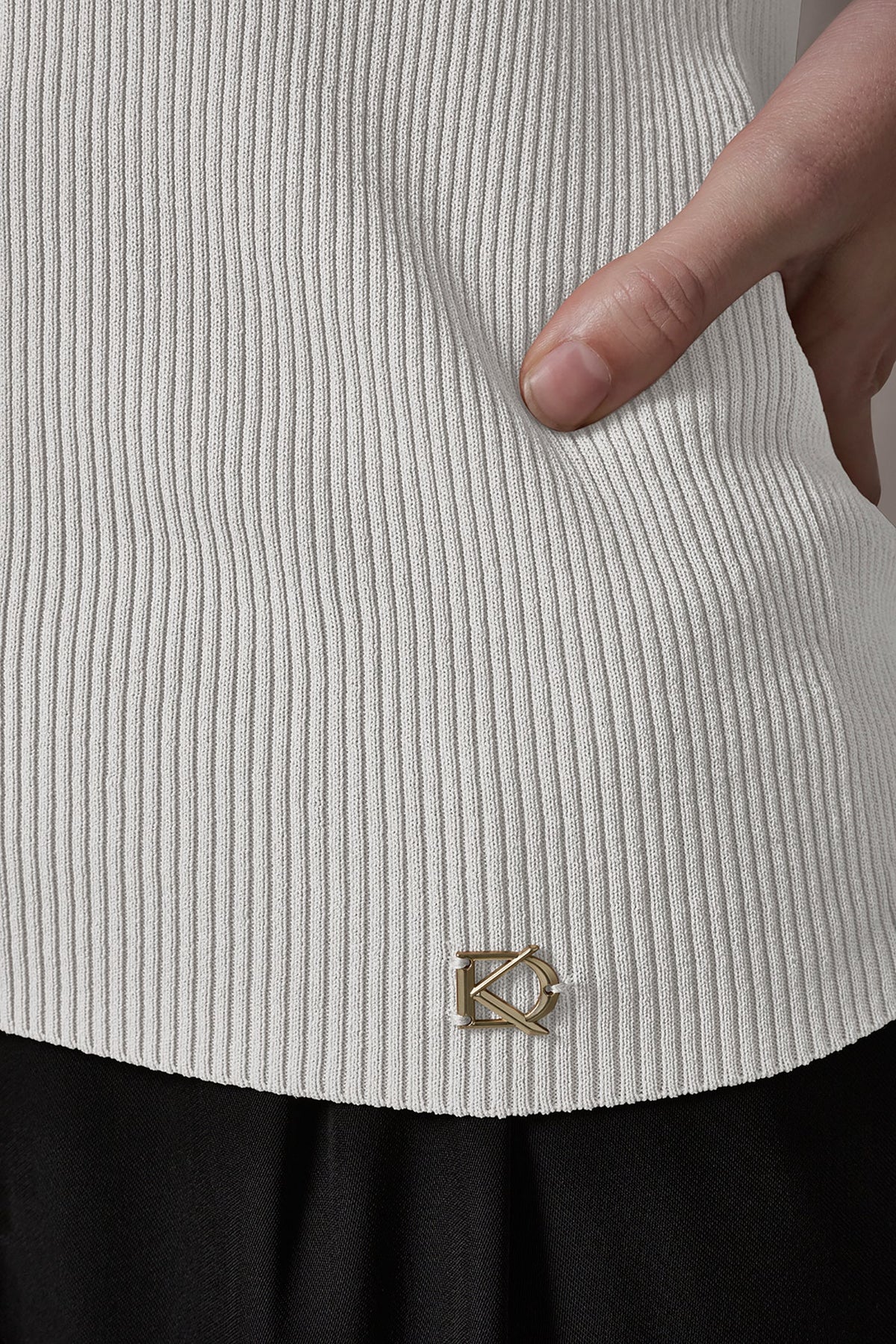 KEYHOLE RIBBED SWEATER TANK